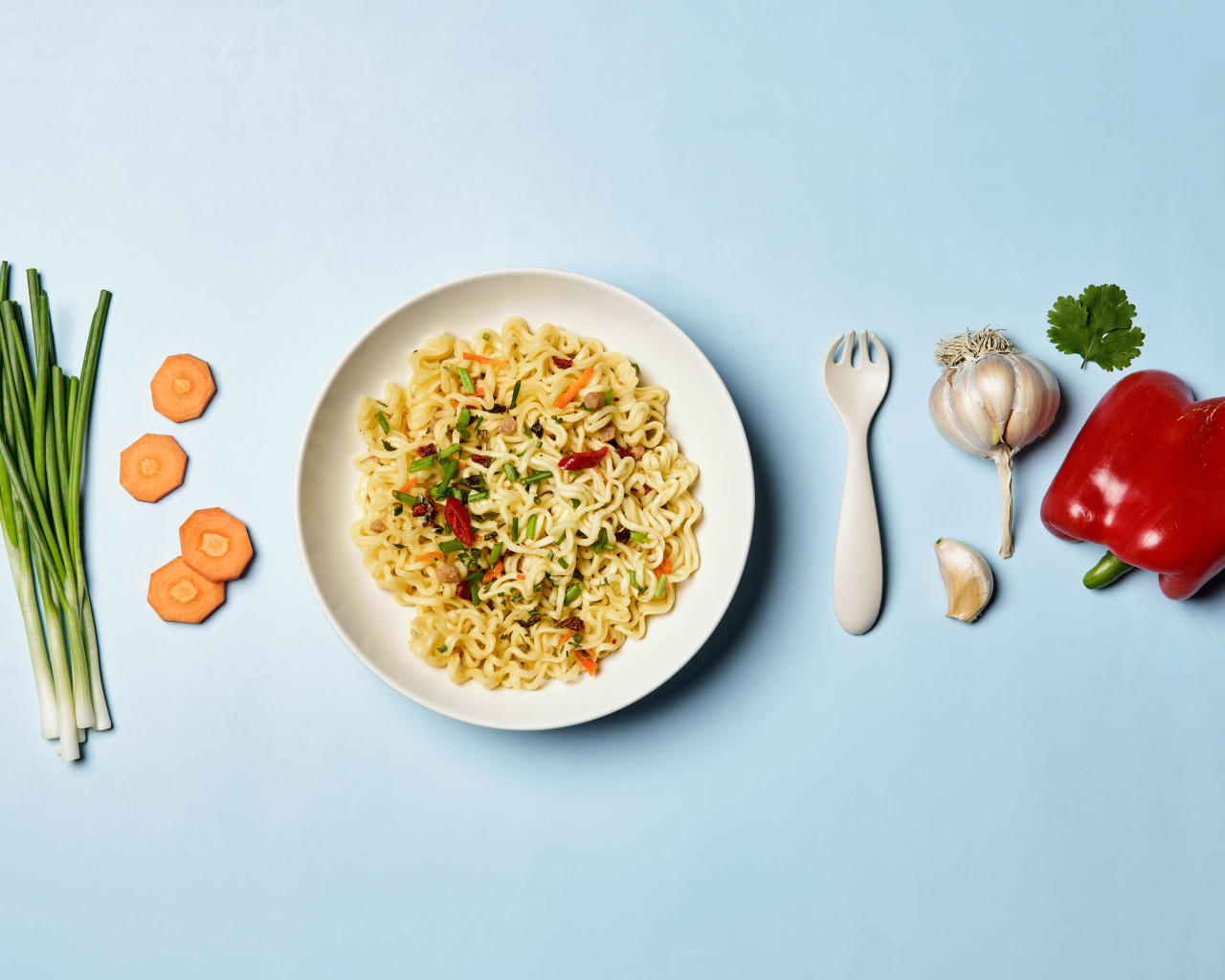Вермишель с овощами на голубом фоне 