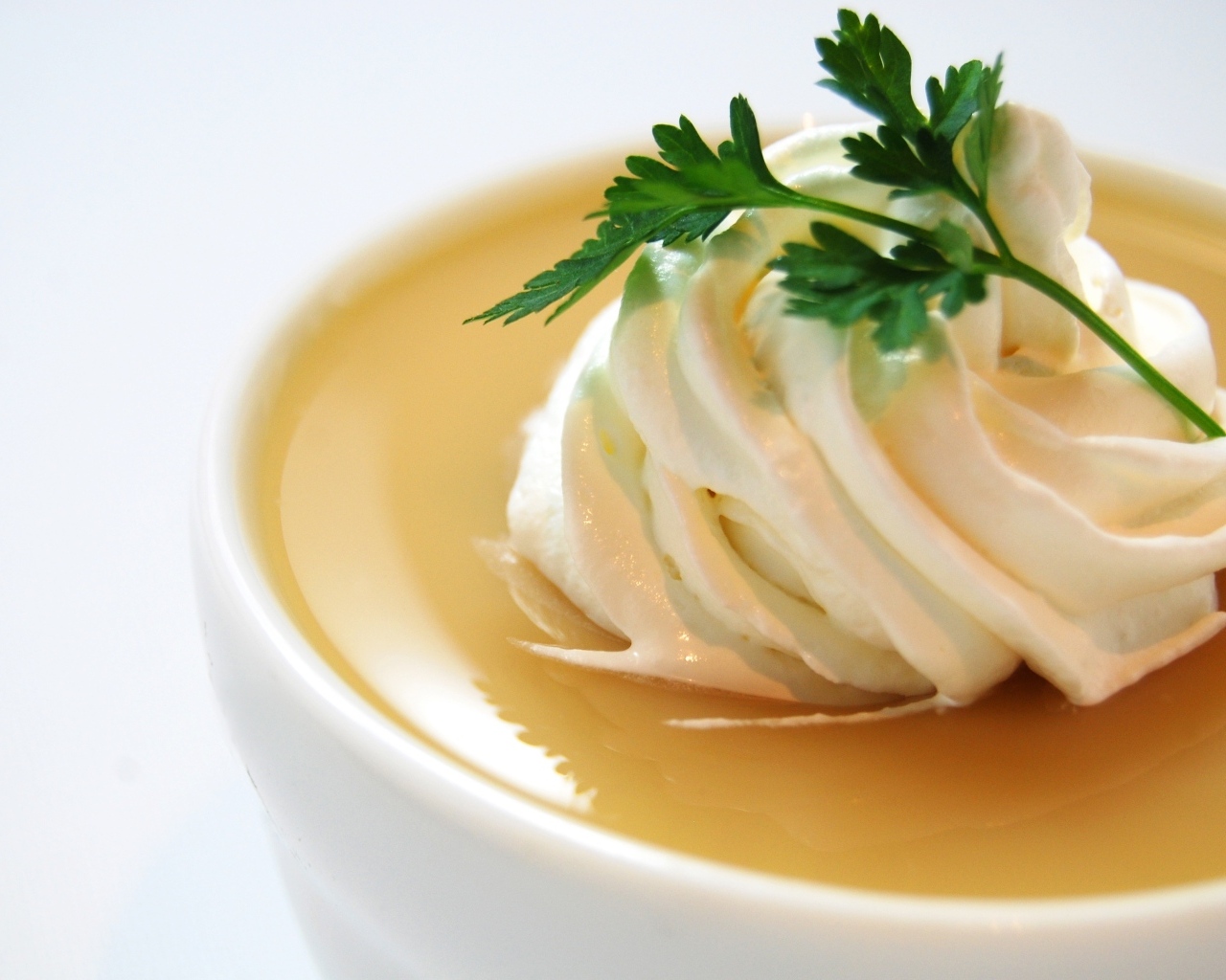Белый взбитый крем на супе с петрушкой