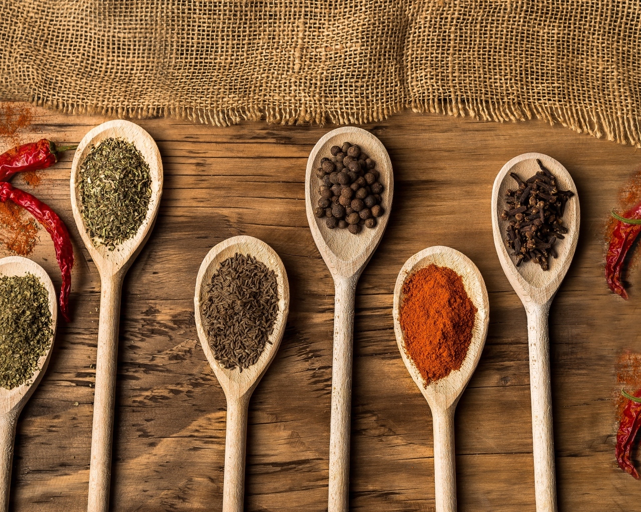 Деревянные ложки со специями на столе
