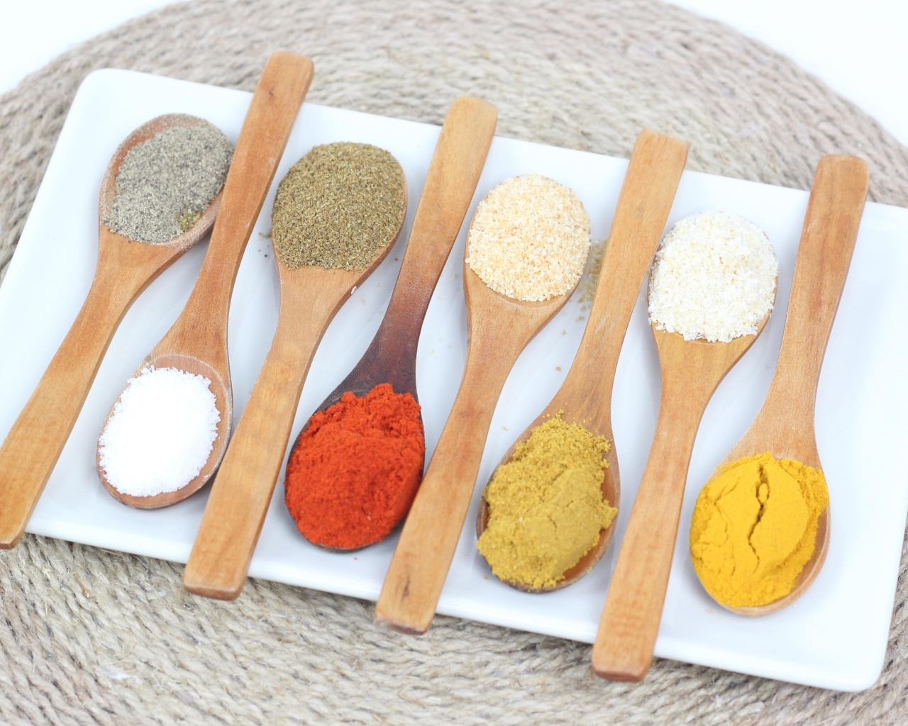 Деревянные ложки с пряными специями на салфетке 