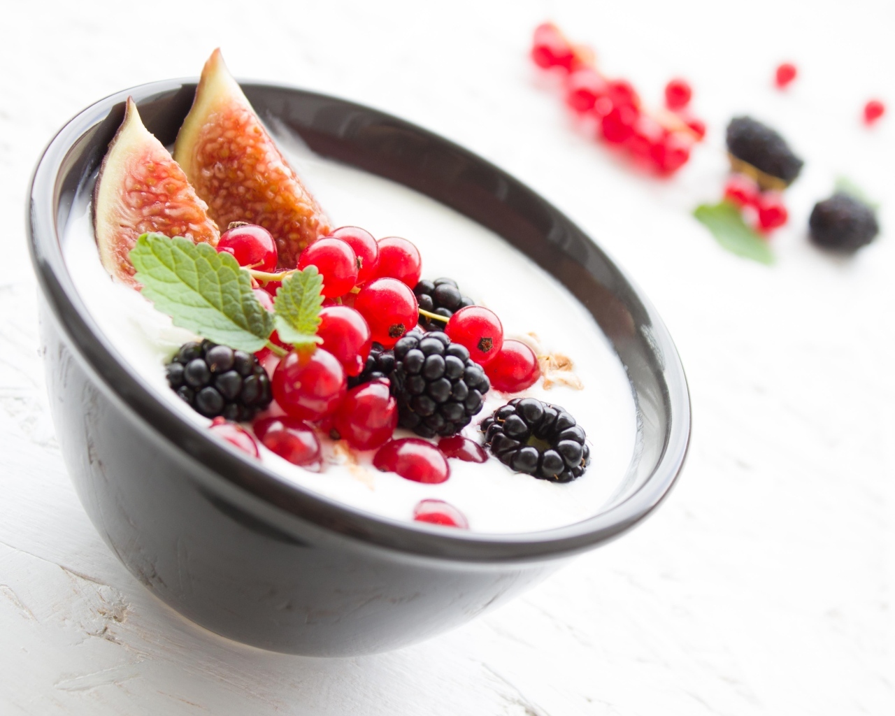 Йогурт с ягодами на столе