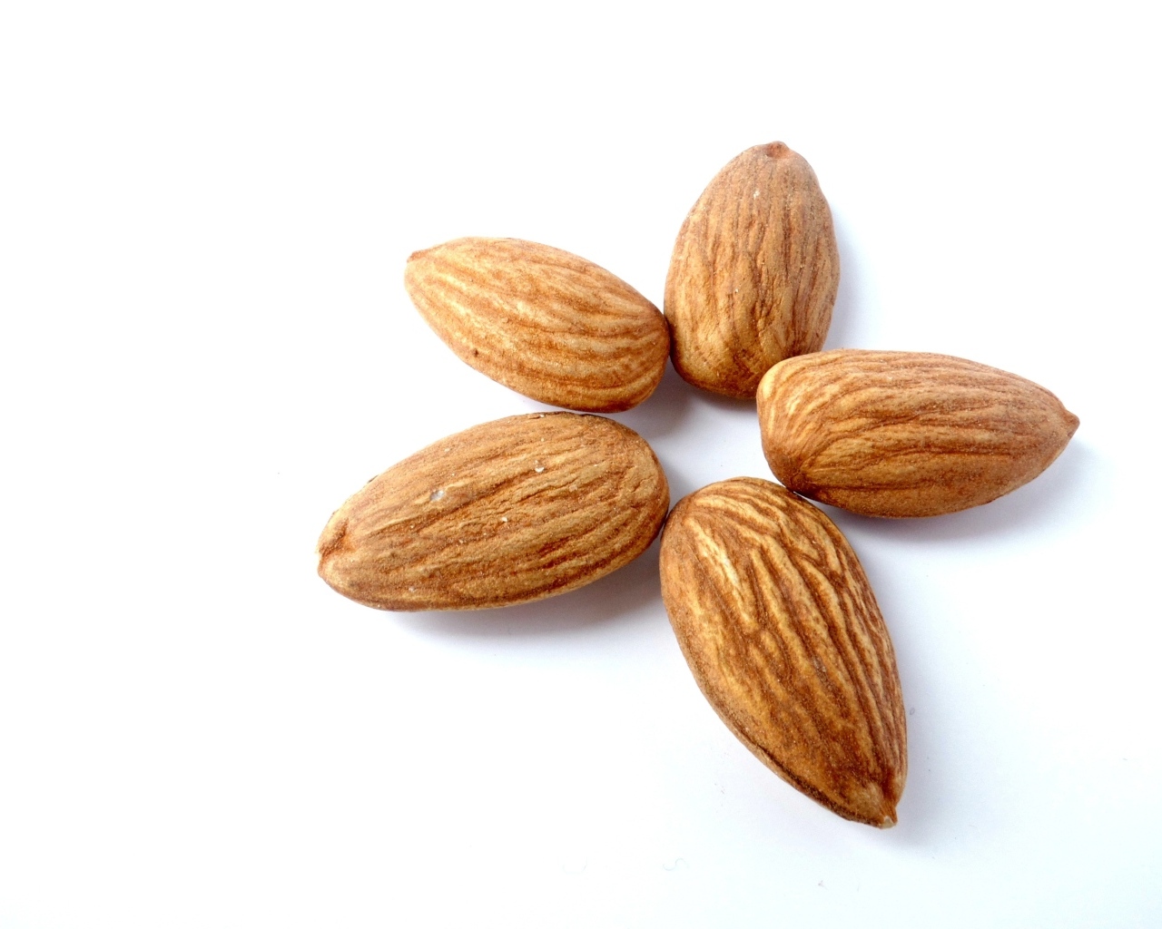 Миндальные орехи на белом фоне крупным планом