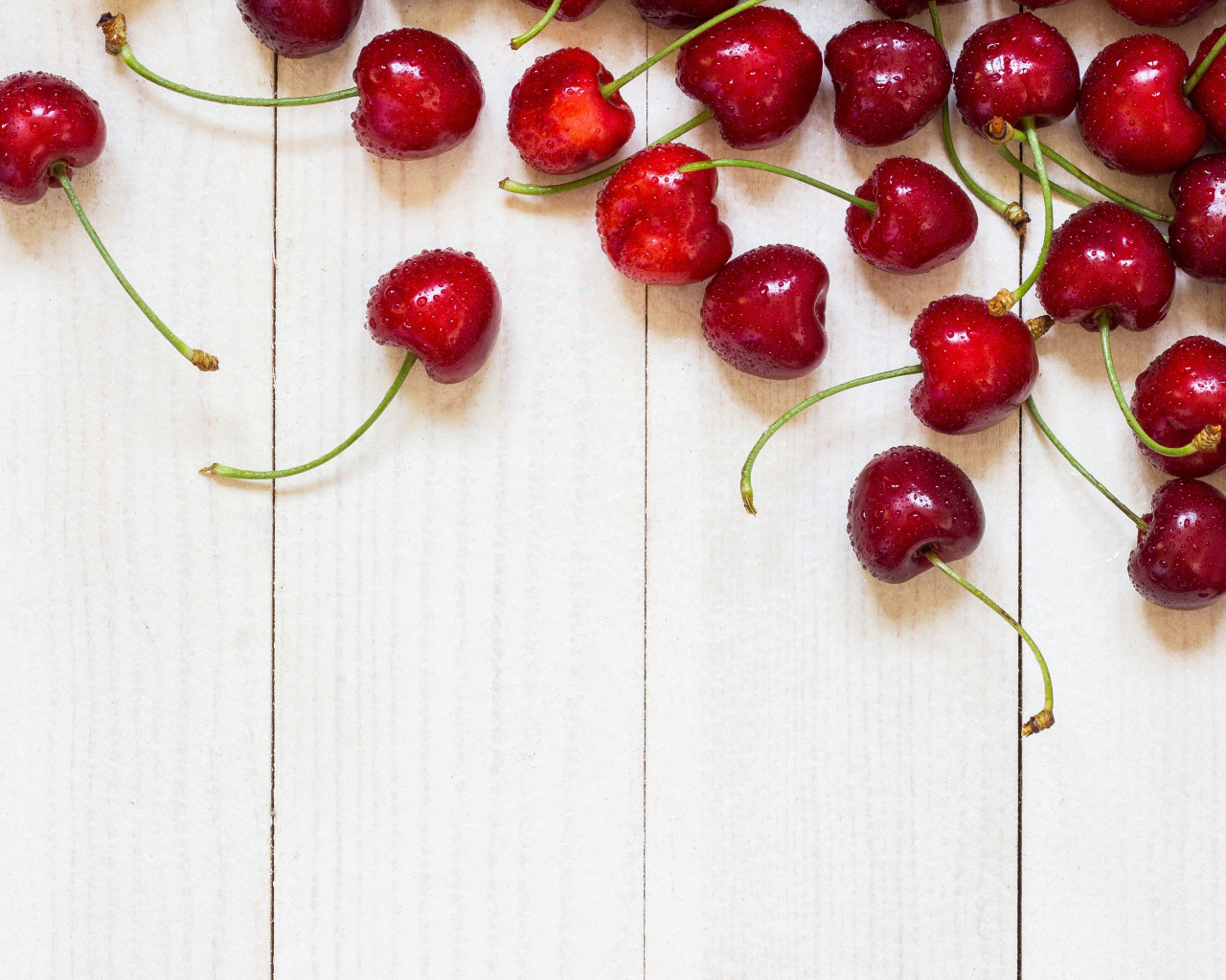 Аппетитные свежие красные ягоды черешни на белом столе