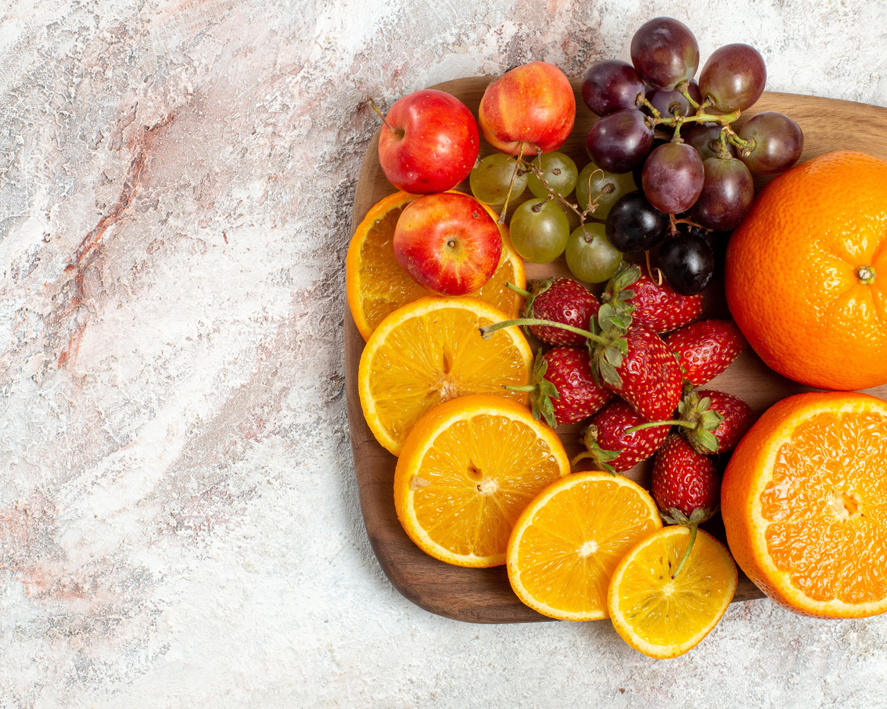 Аппетитные фрукты на доске манят ароматом