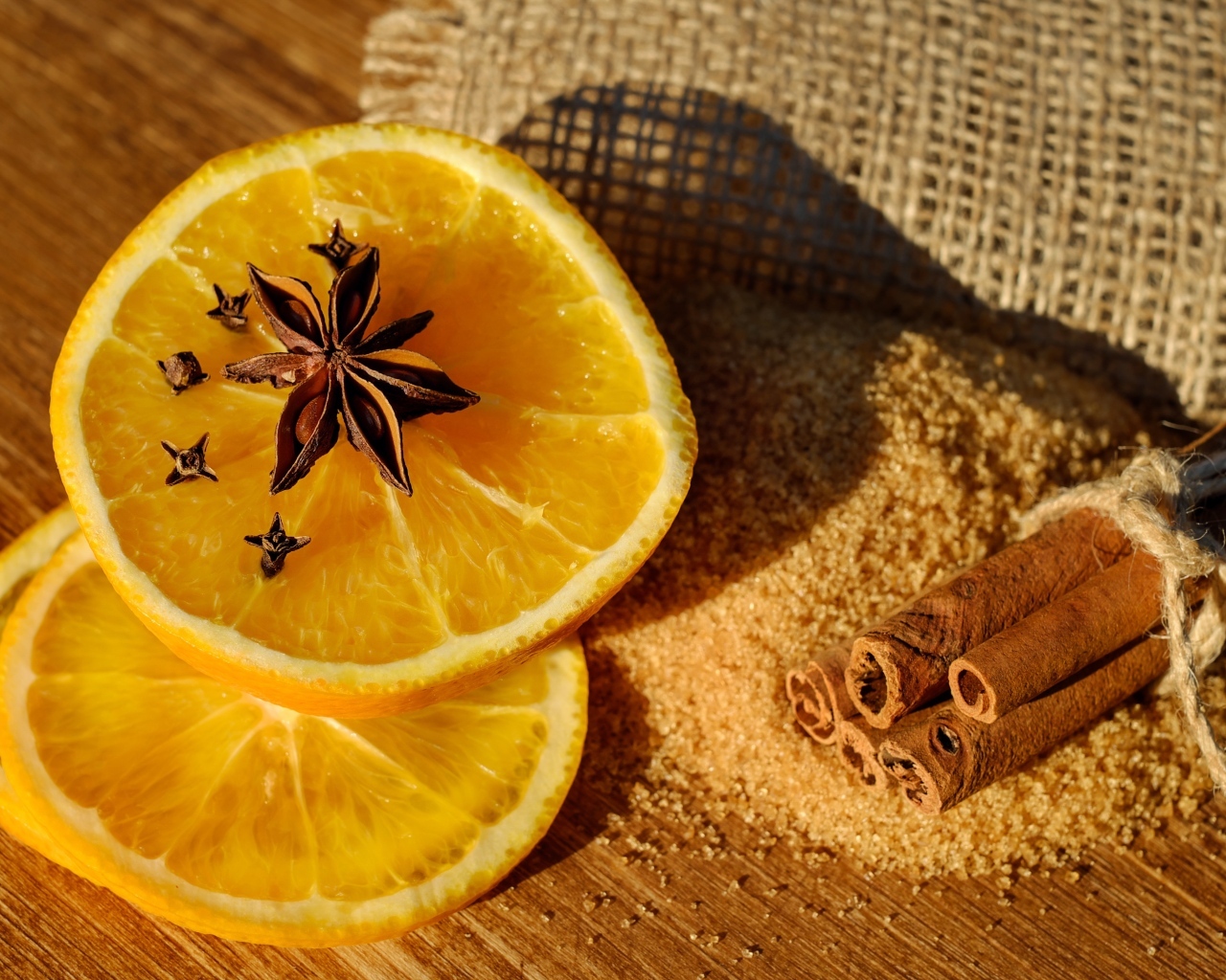 Ароматный апельсин с корицей и сахаром