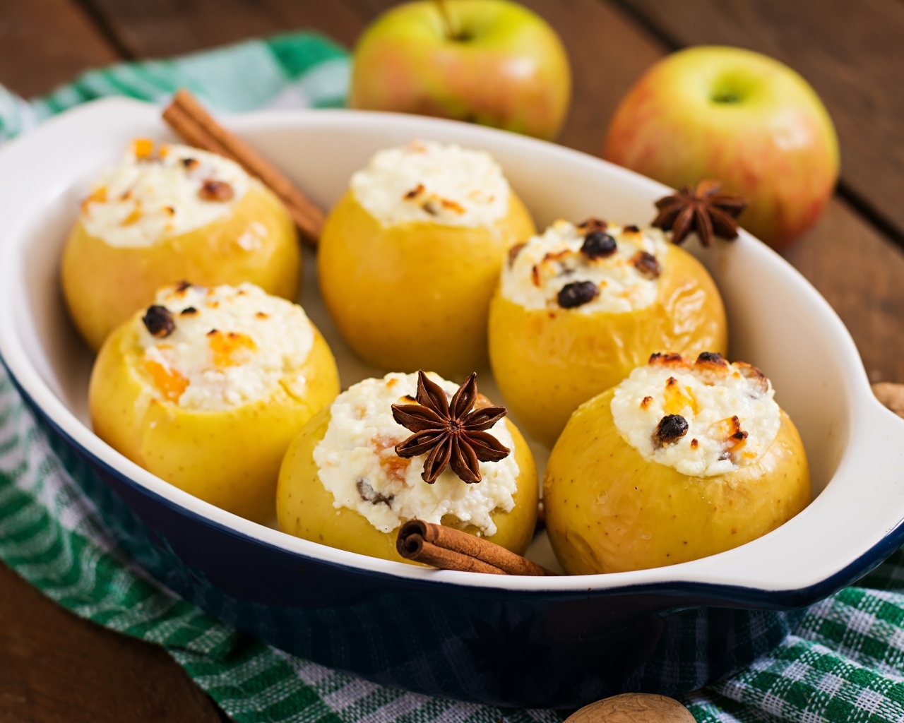 Запеченные яблоки с творогом и специями
