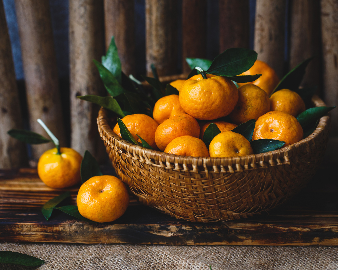 Корзина ароматных мандаринов на столе