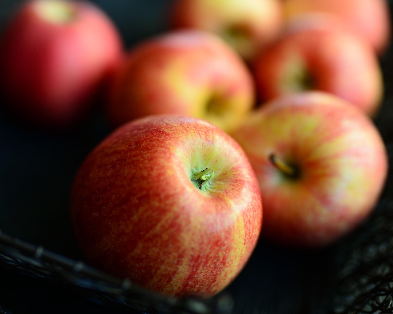 Красивые ароматные красные яблоки