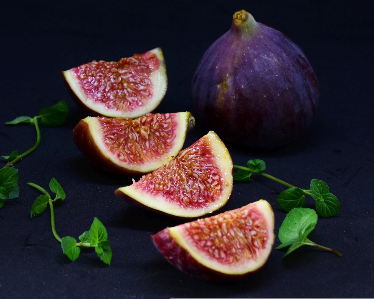 Большой спелый инжир на столе 