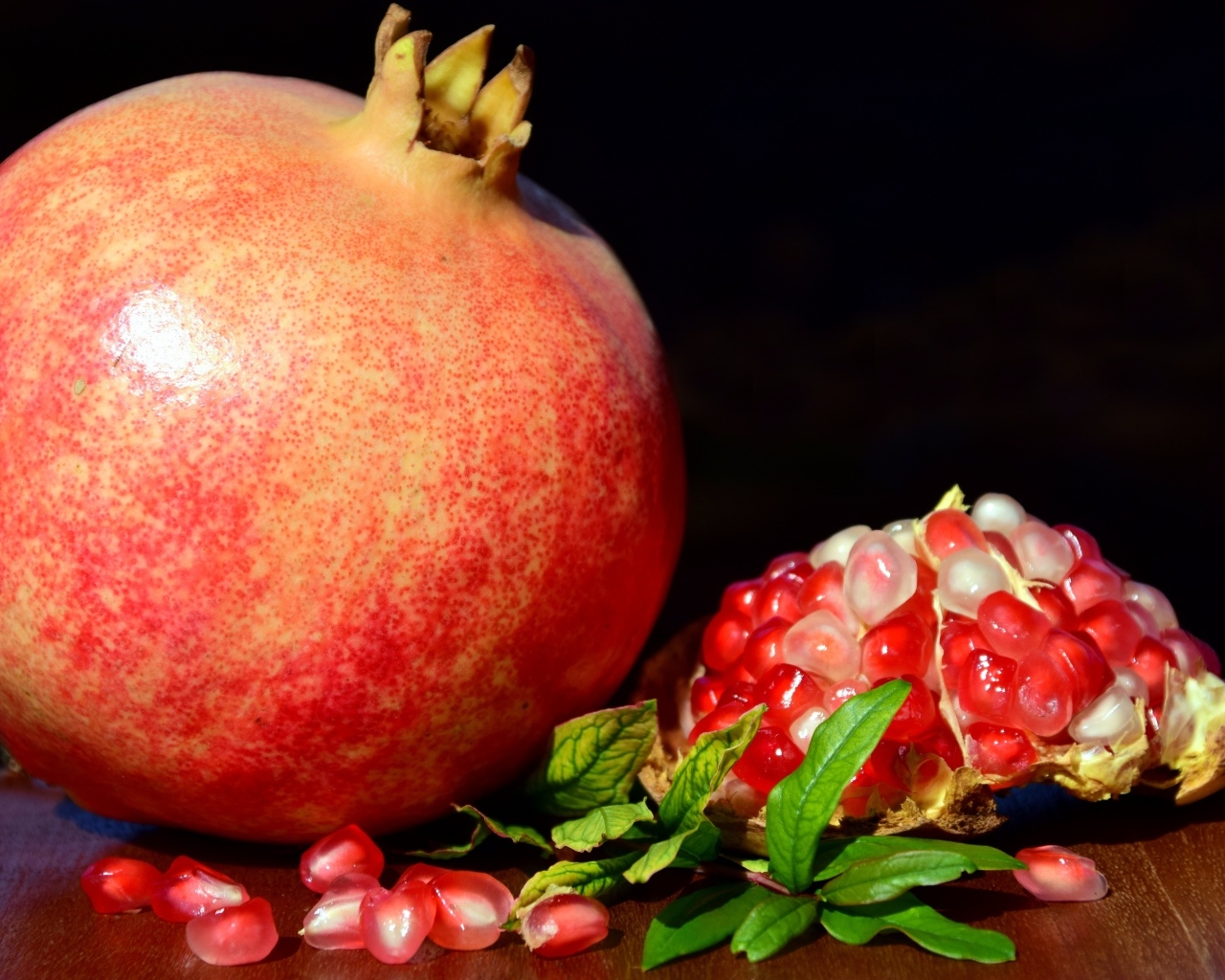 Большой спелый красный гранат крупным планом