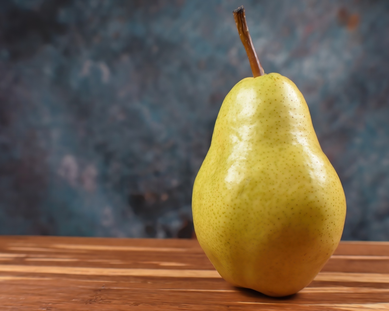 Большая спелая желтая груша