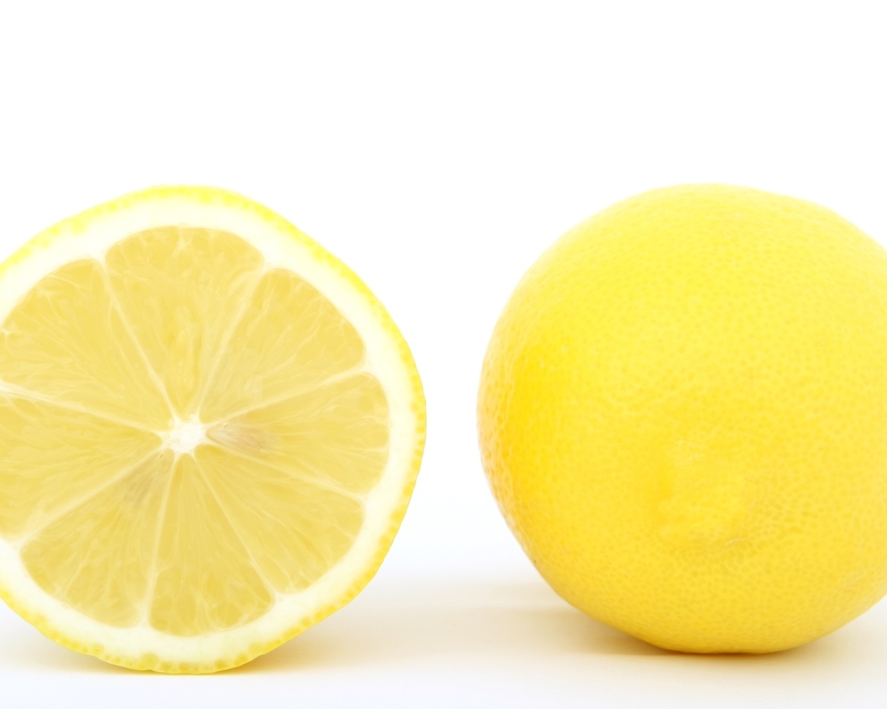 Большой желтый спелый лимон на белом фоне