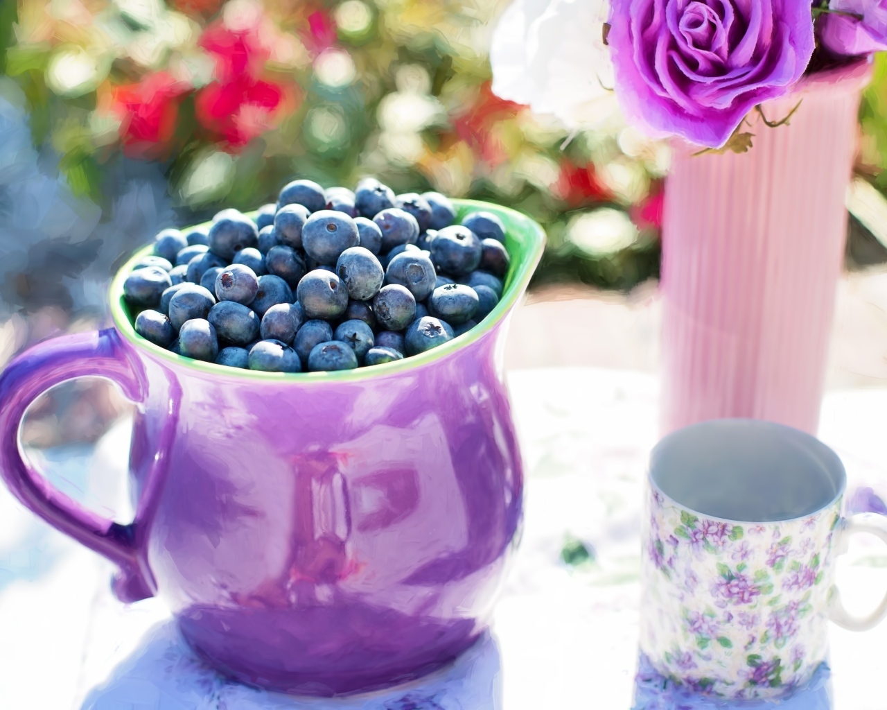 Ягоды черники в кувшине на столе