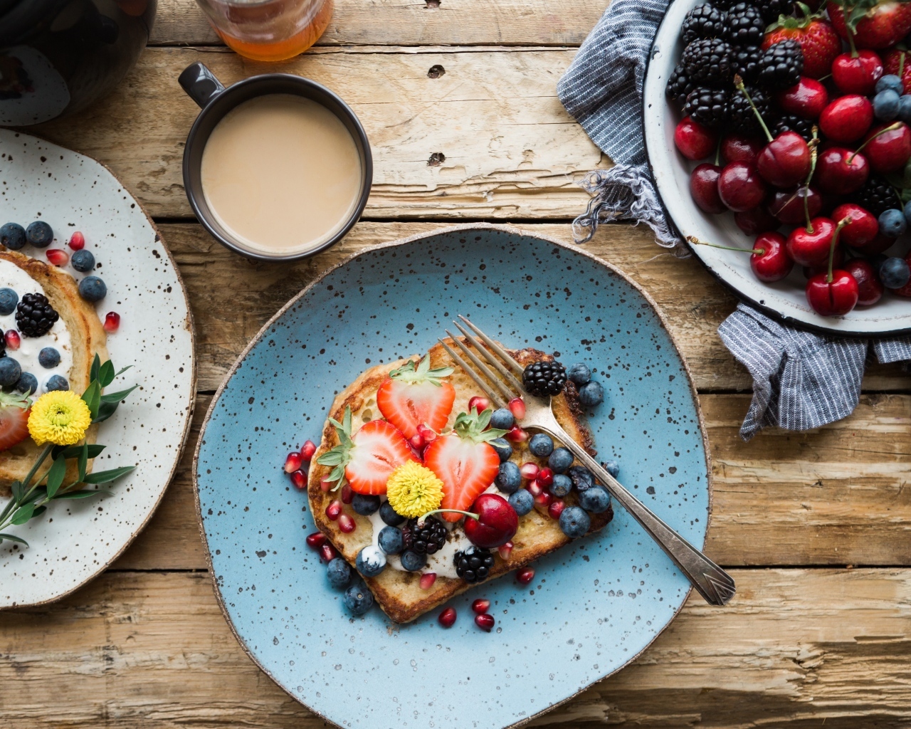 Хлеб на тарелке с ягодами и сыром