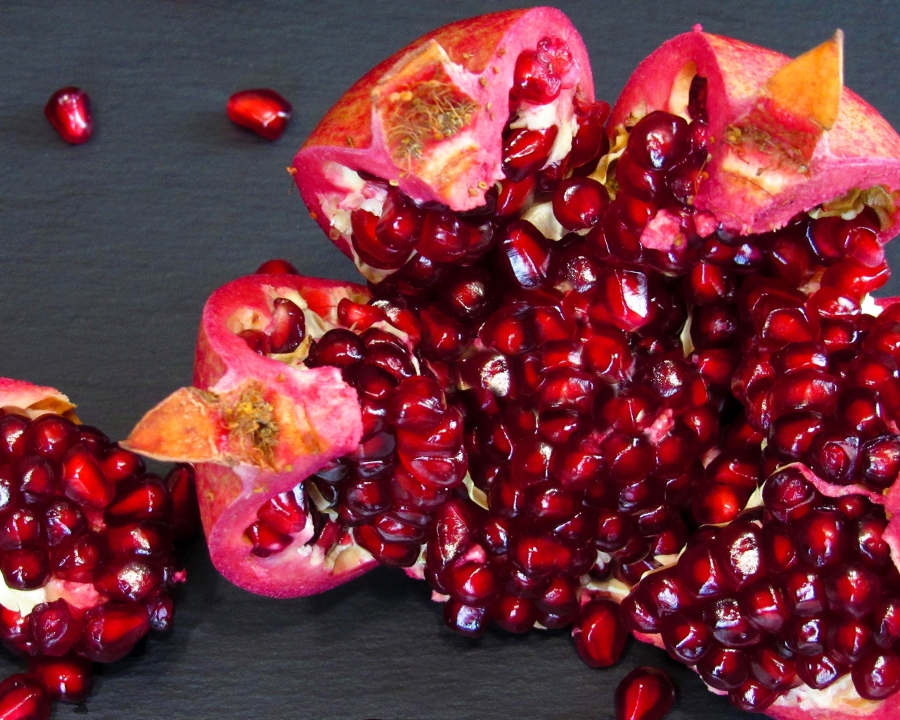 Яркие спелые красные зерна граната