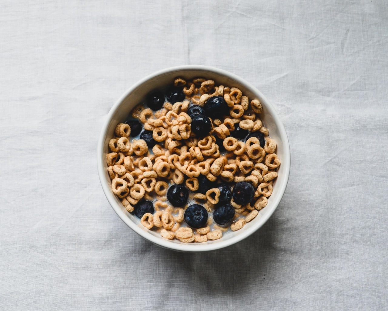 Хлопья с ягодами черники и молоком на завтрак