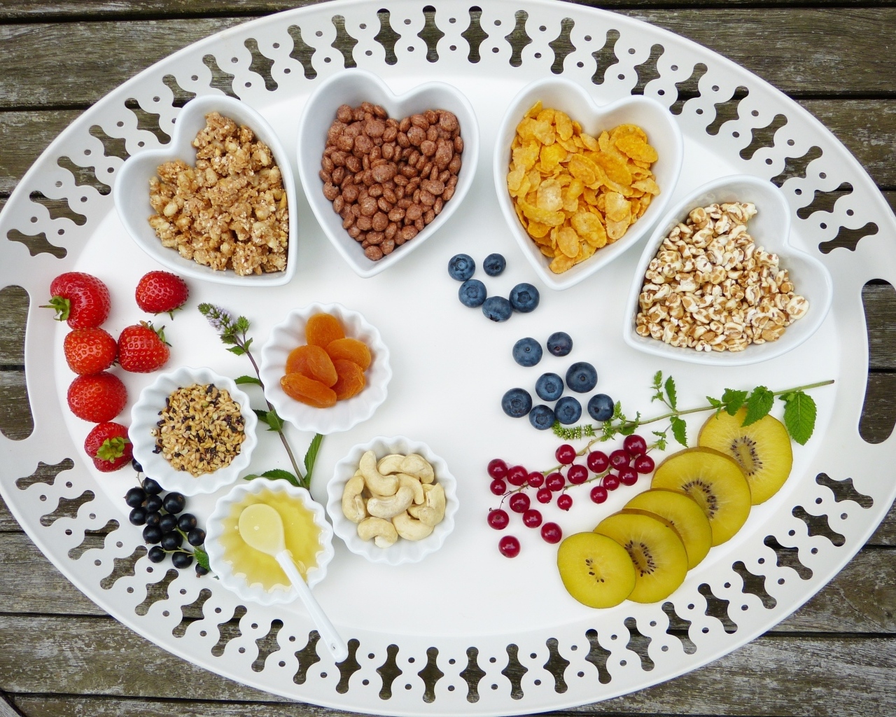 Хлопья с ягодами на большой белой тарелке