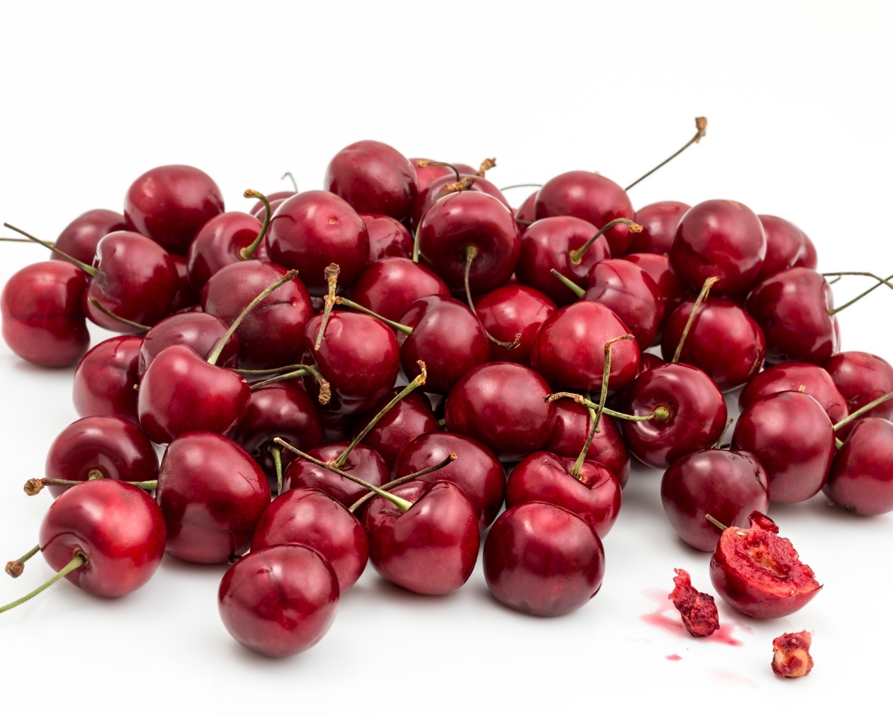 Ягоды черешни на белом фоне крупным планом