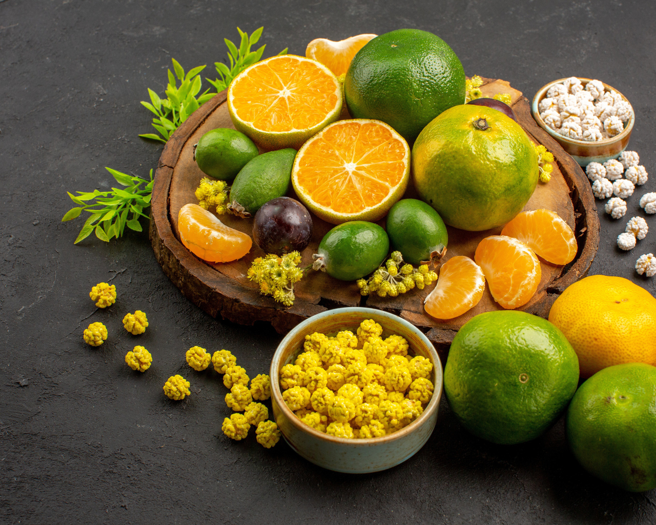 Цитрусовые ароматные фрукты на столе  с конфетами