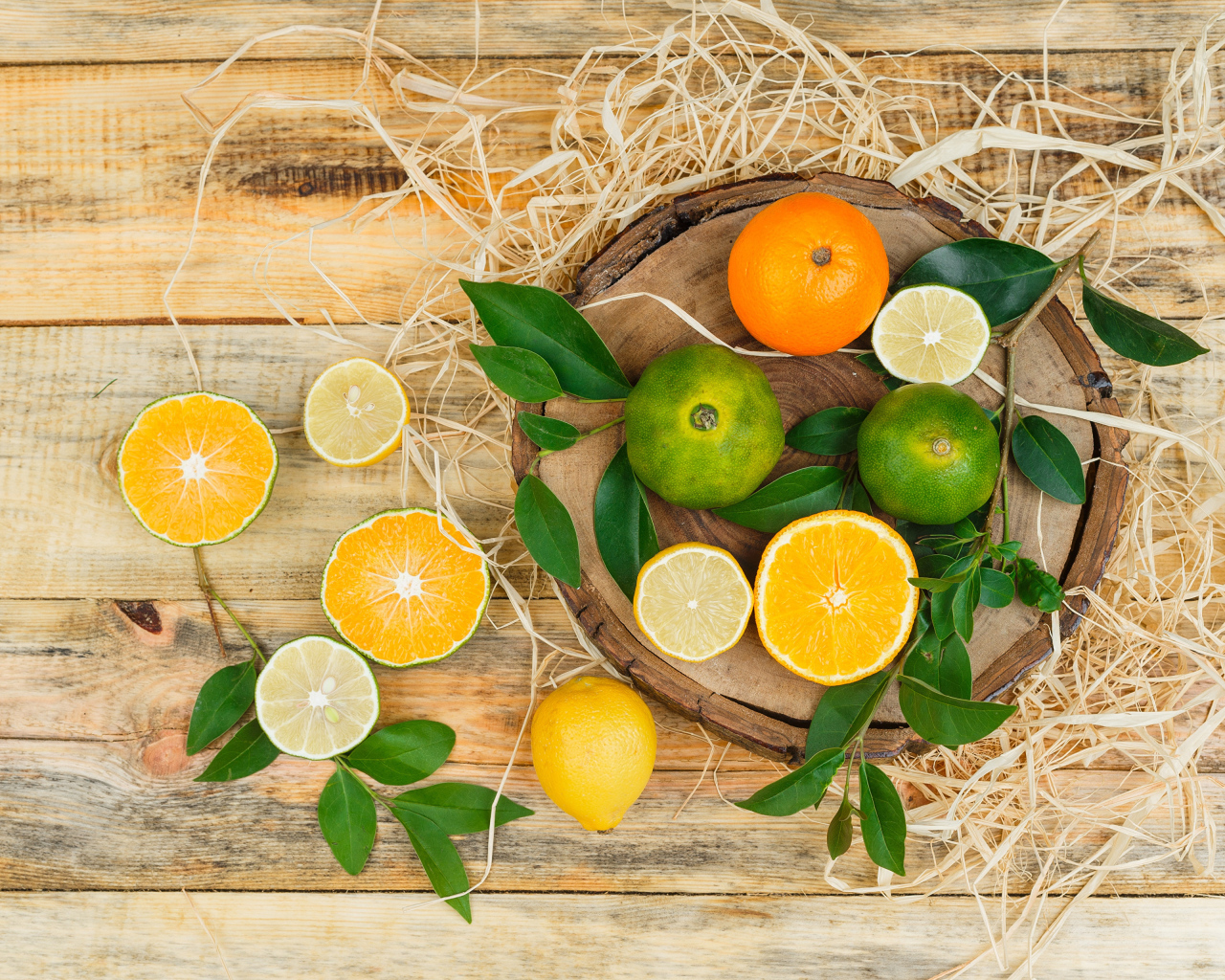 Цитрусовые кислые фрукты на столе