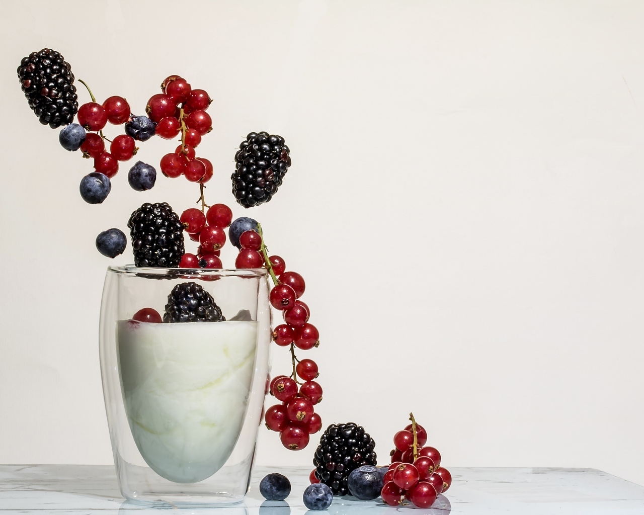 Вкусный йогурт с ягодами красной смородины, черники и ежевики