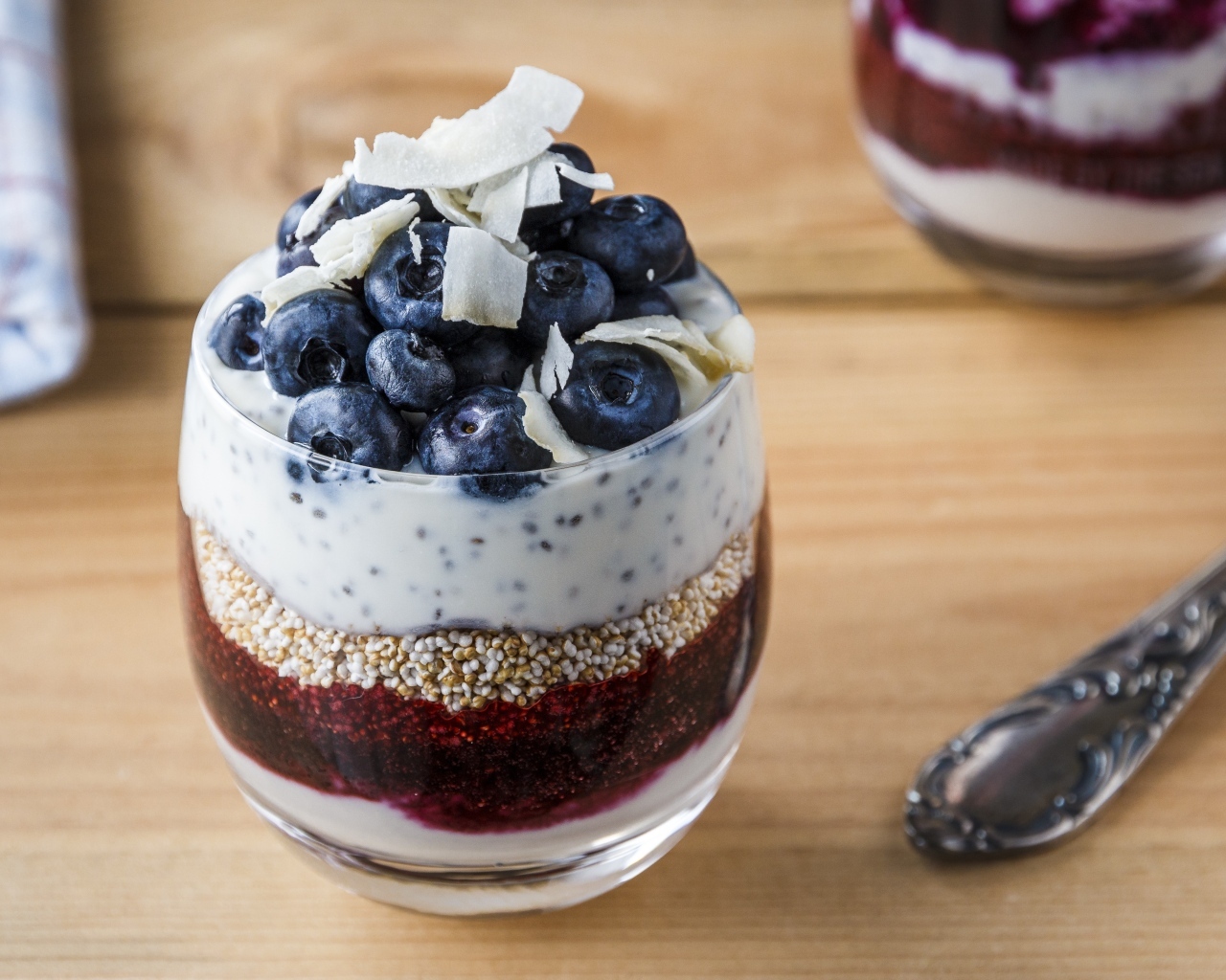 Десерт с ягодами черники в стакане на завтрак
