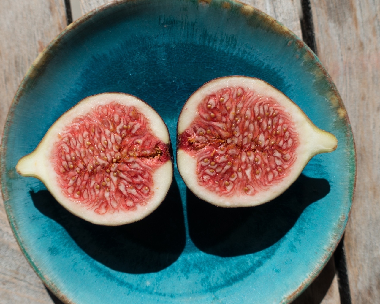 Половинки инжира на голубой тарелке