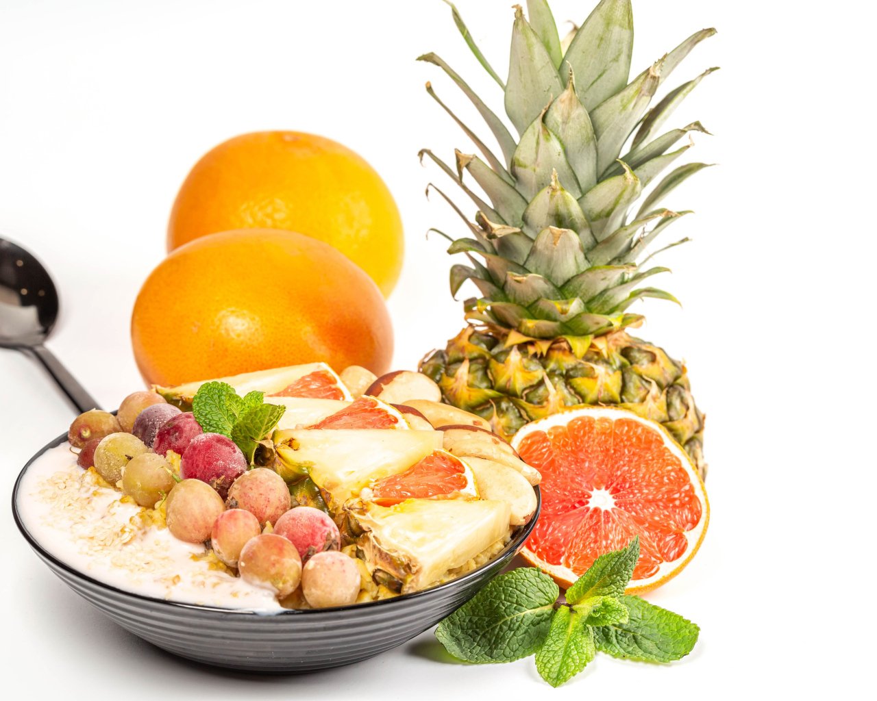 Хлопья с цитрусовыми фруктами на белом фоне