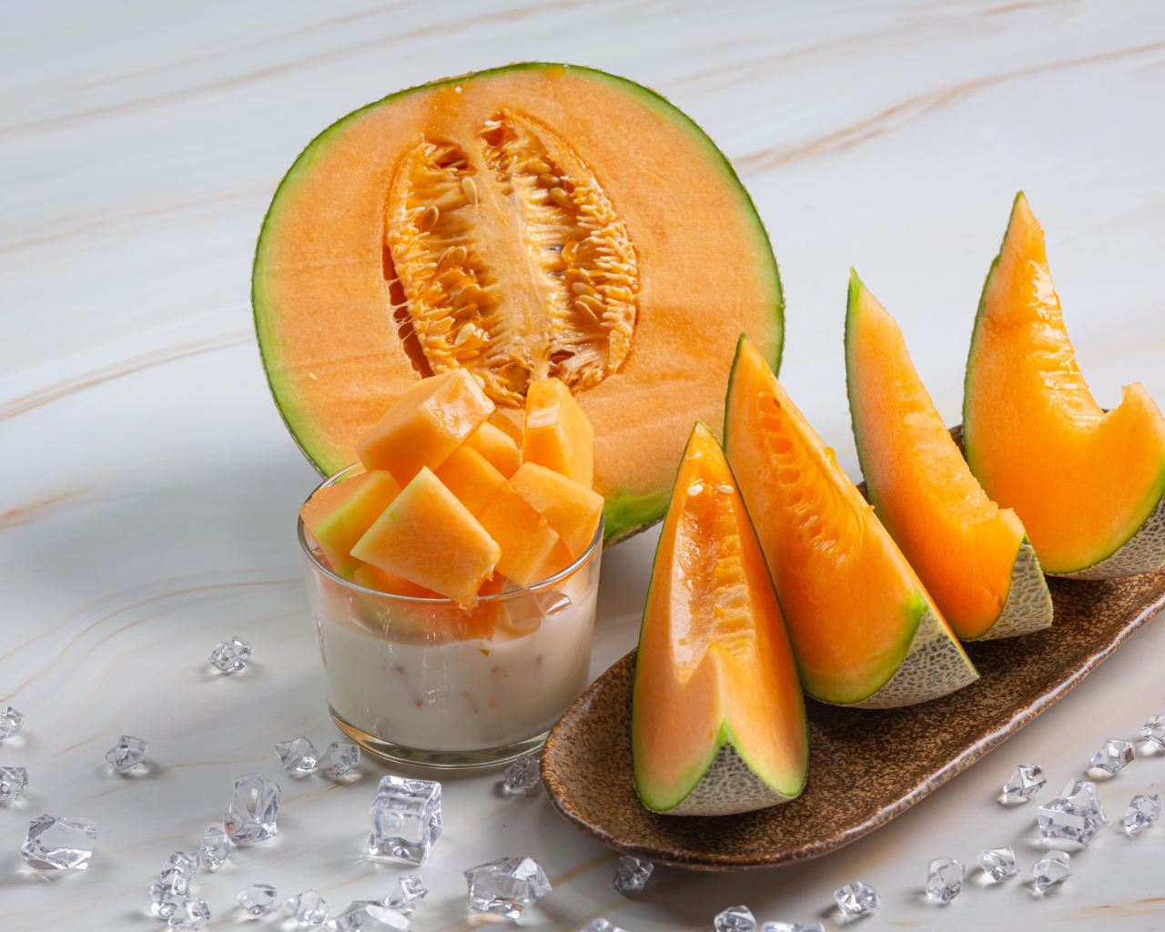 Ароматная спелая дыня на столе со льдом