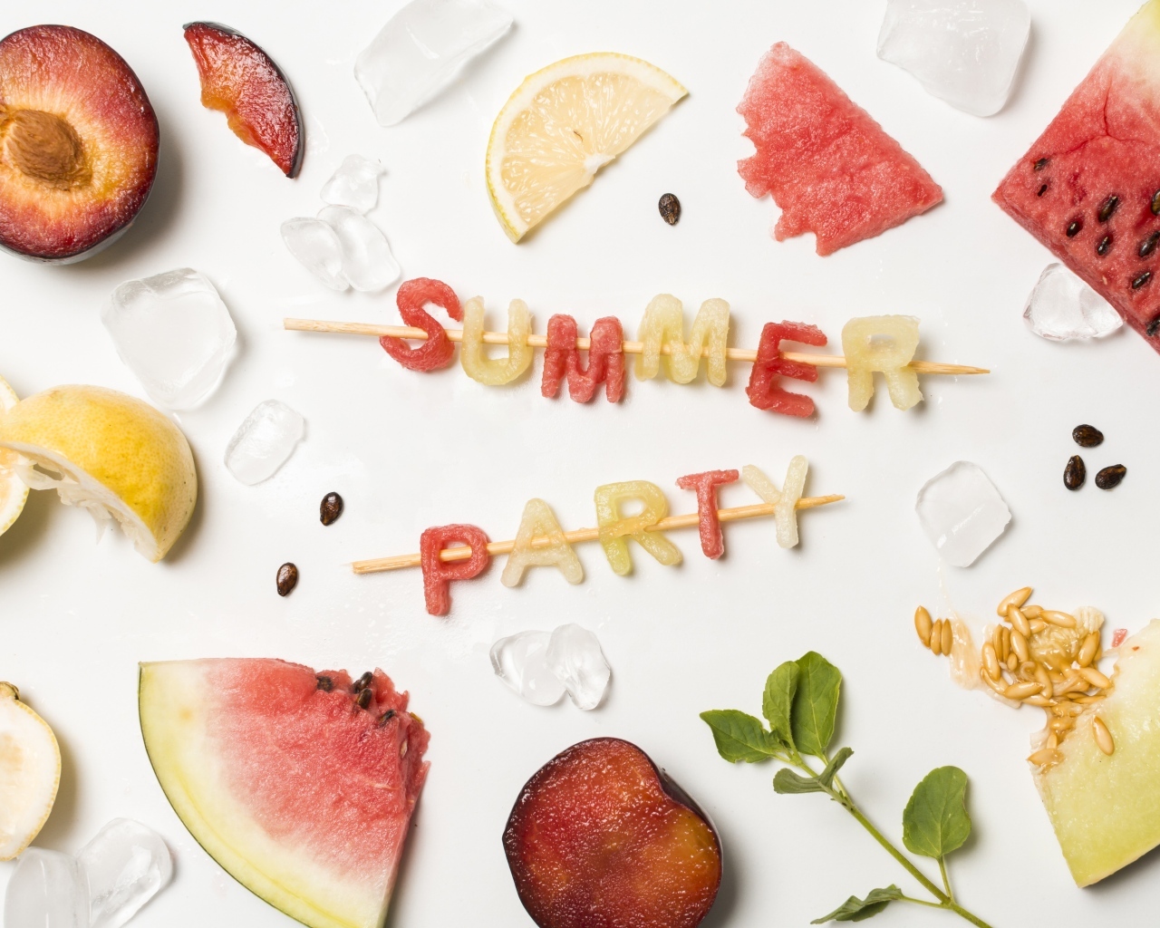 Свежие летние фрукты на белом фоне с надписью