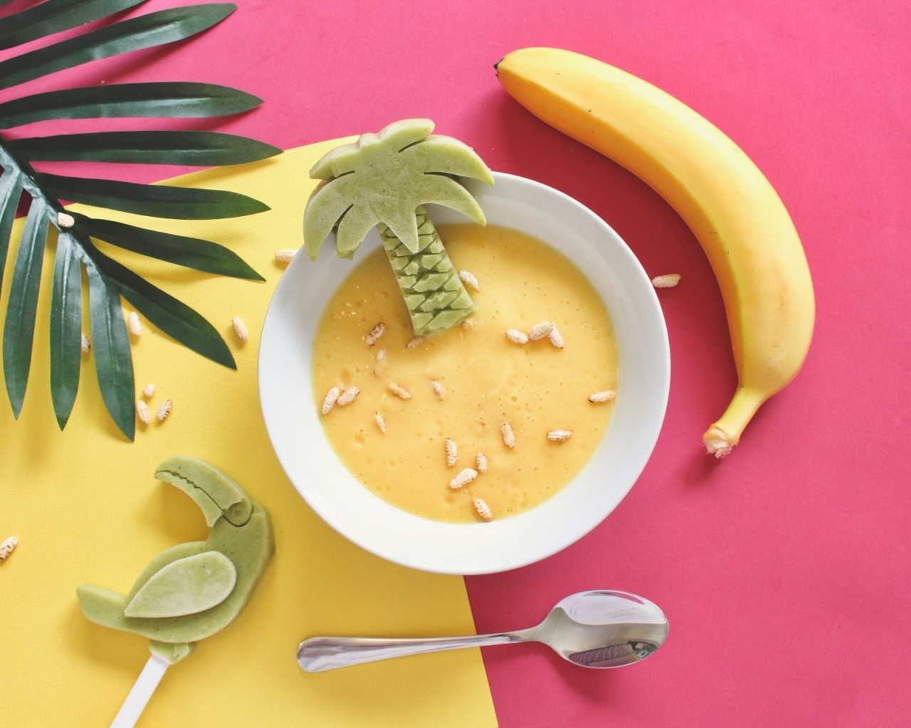 Фруктовый суп на столе с бананом