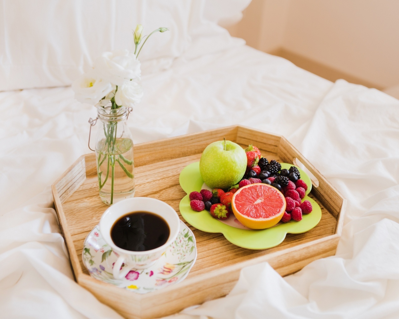 Фрукты и чашка кофе для любимой в постель