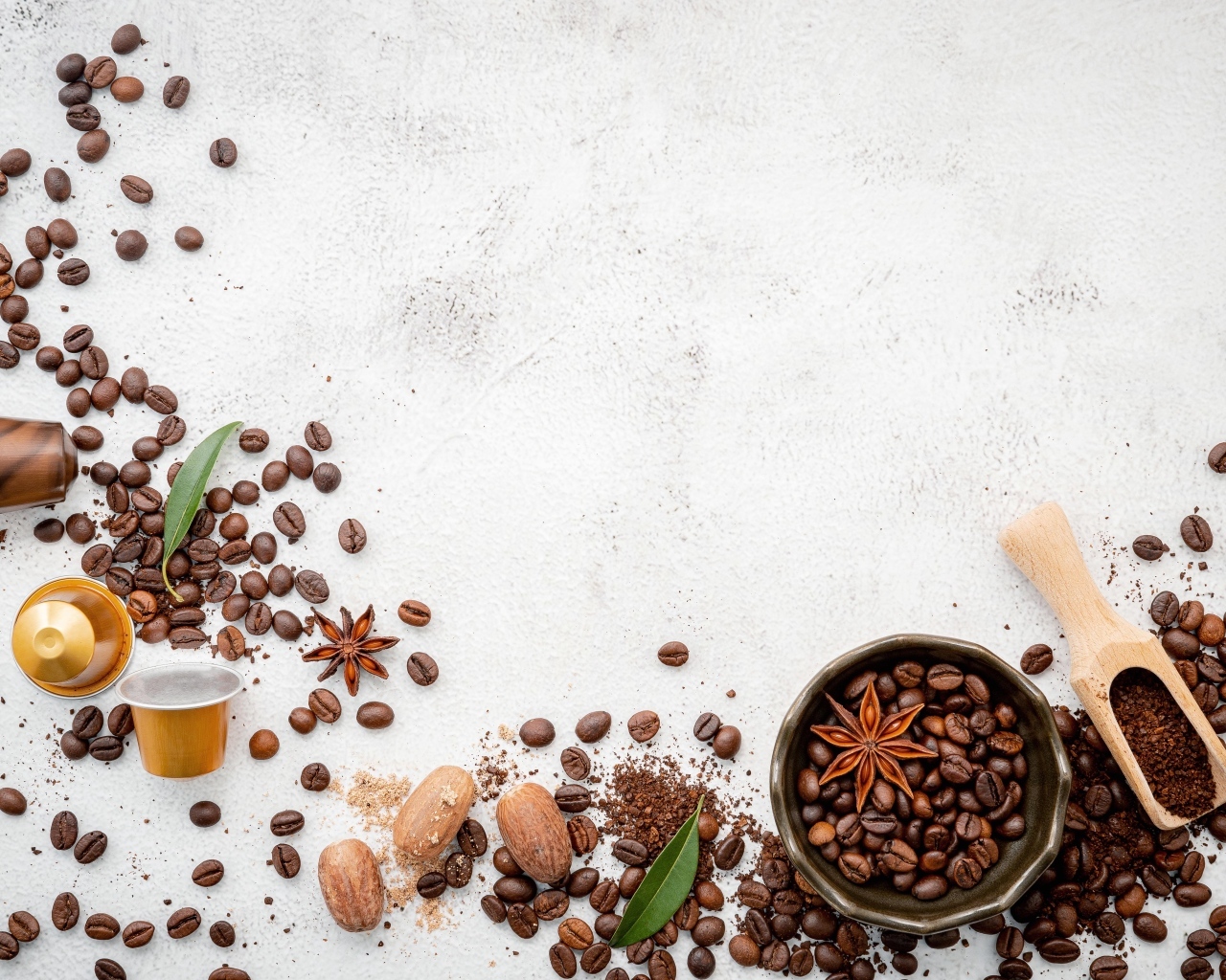 Зерна кофе со специями на сером фоне