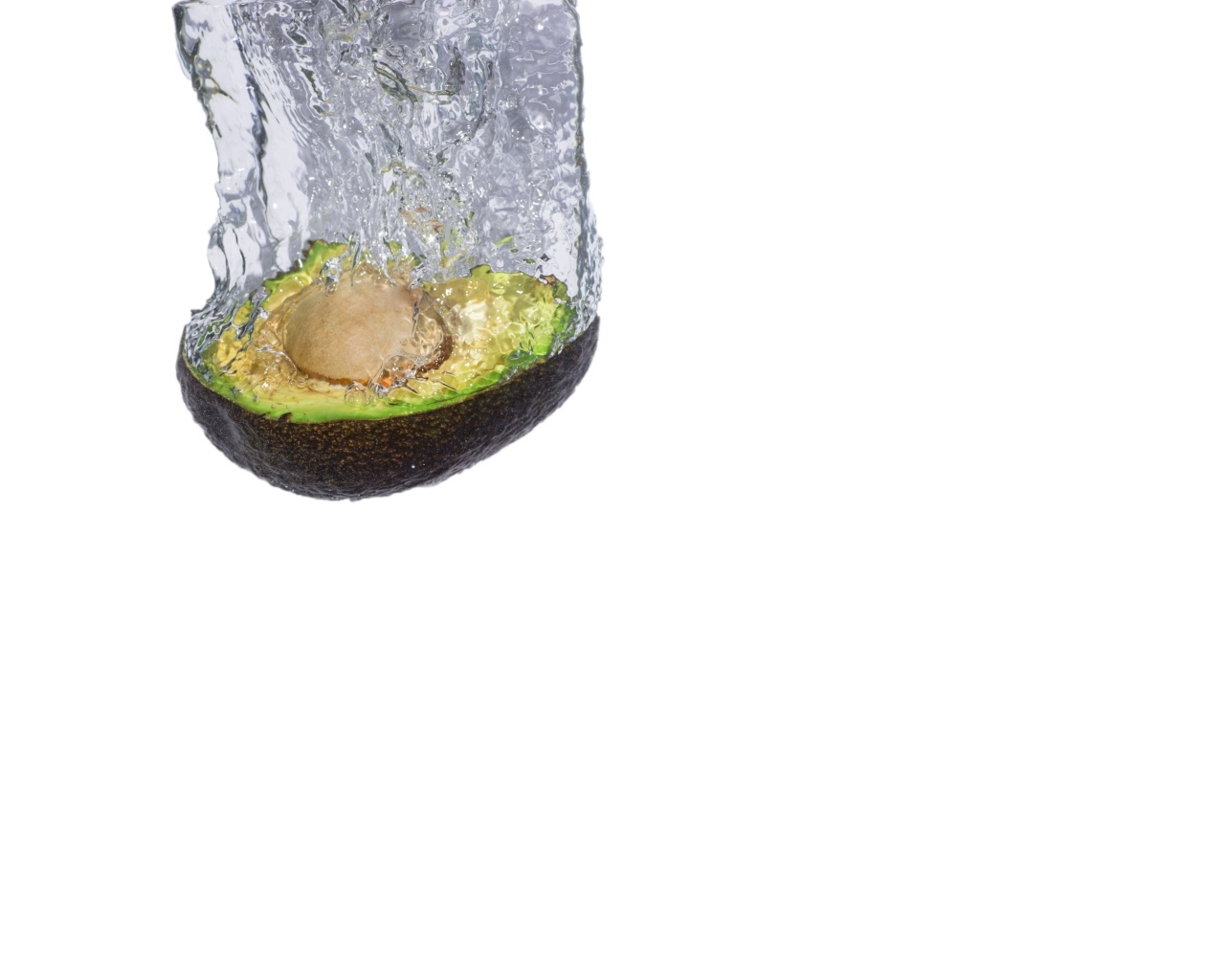 Половина авокадо падает в воду на белом фоне
