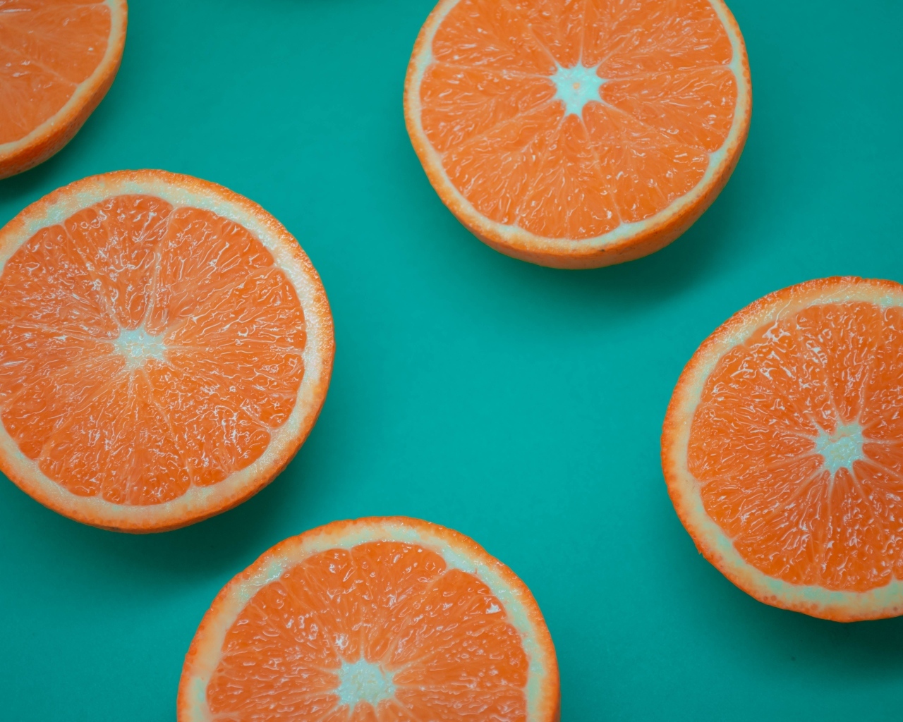 Половинки апельсина на голубом фоне