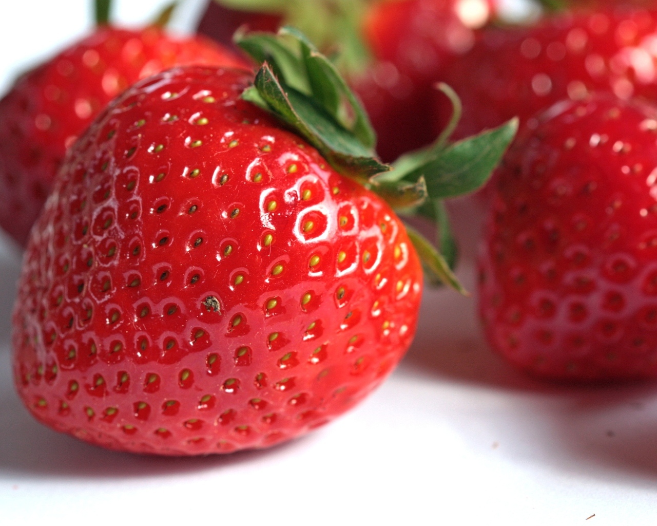 Крупная красная спелая клубника крупным планом