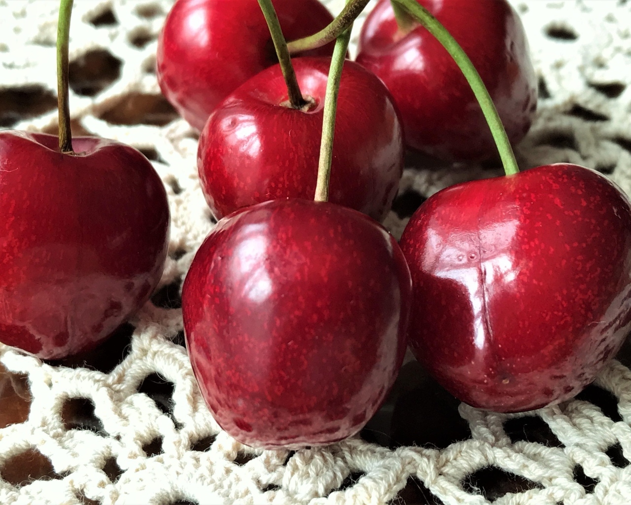 Крупные спелые ягоды черешни на столе