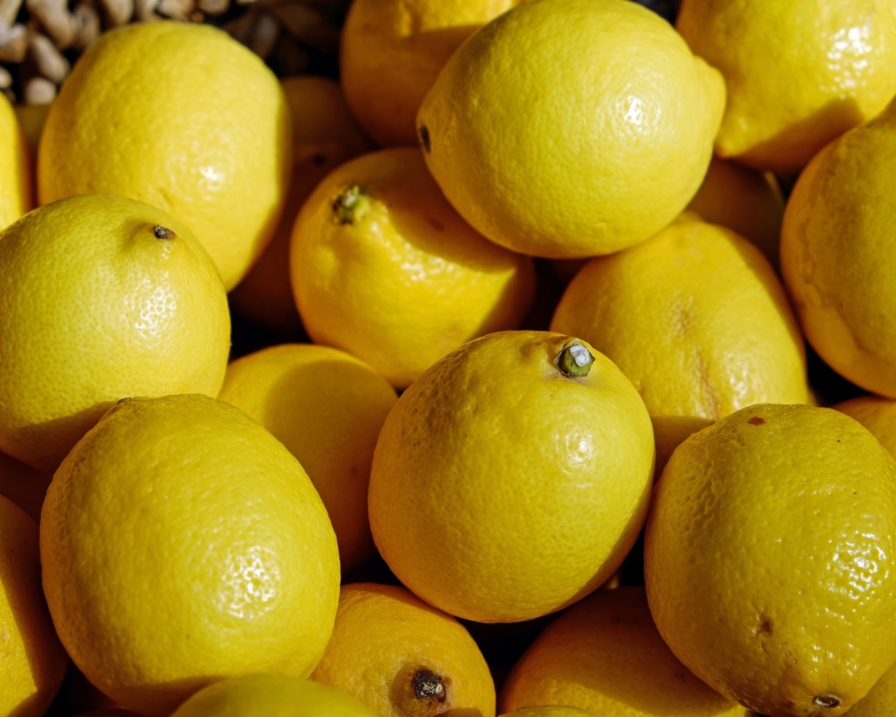 Большие спелые крупные желтые лимоны