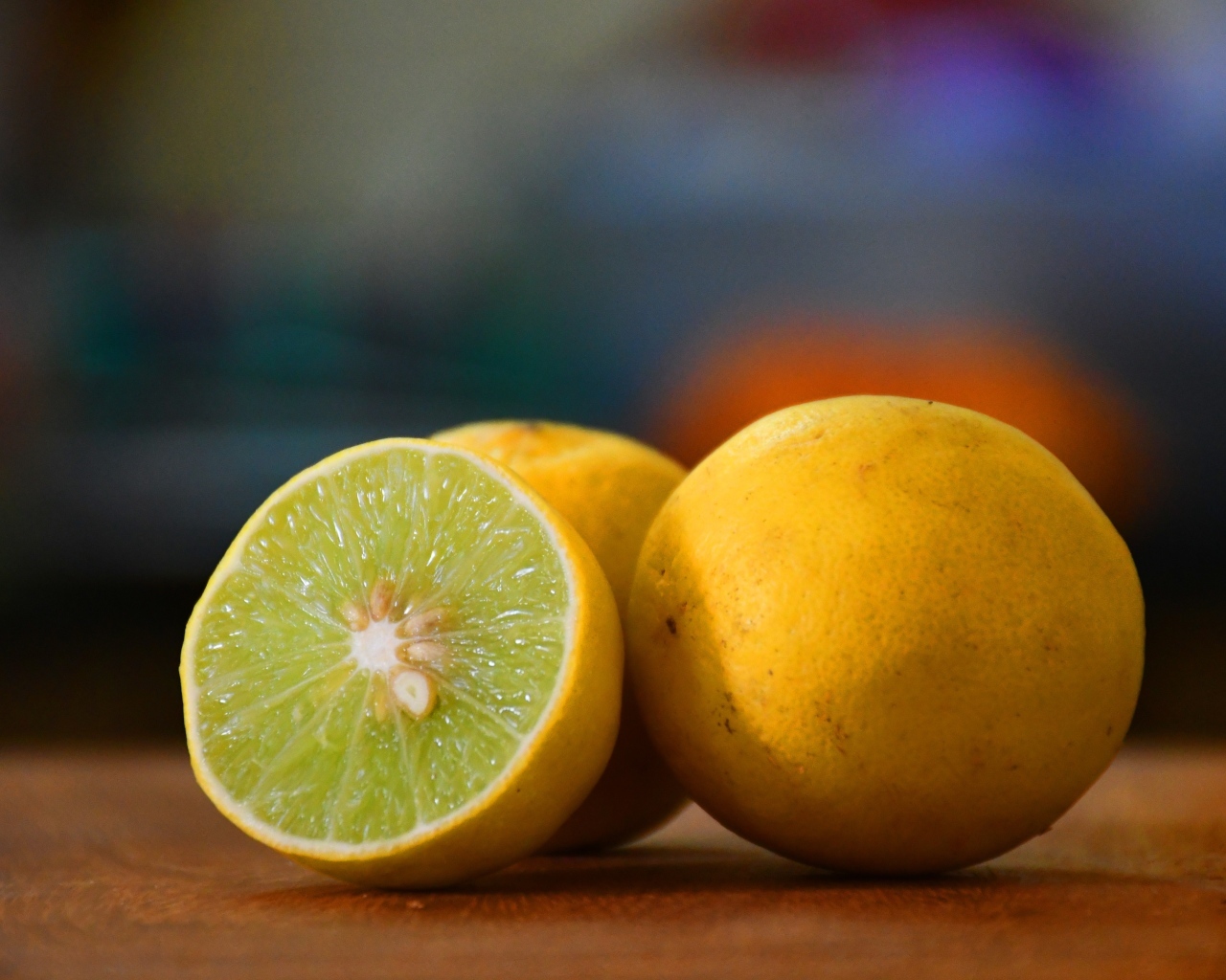 Лимоны на деревянном столе