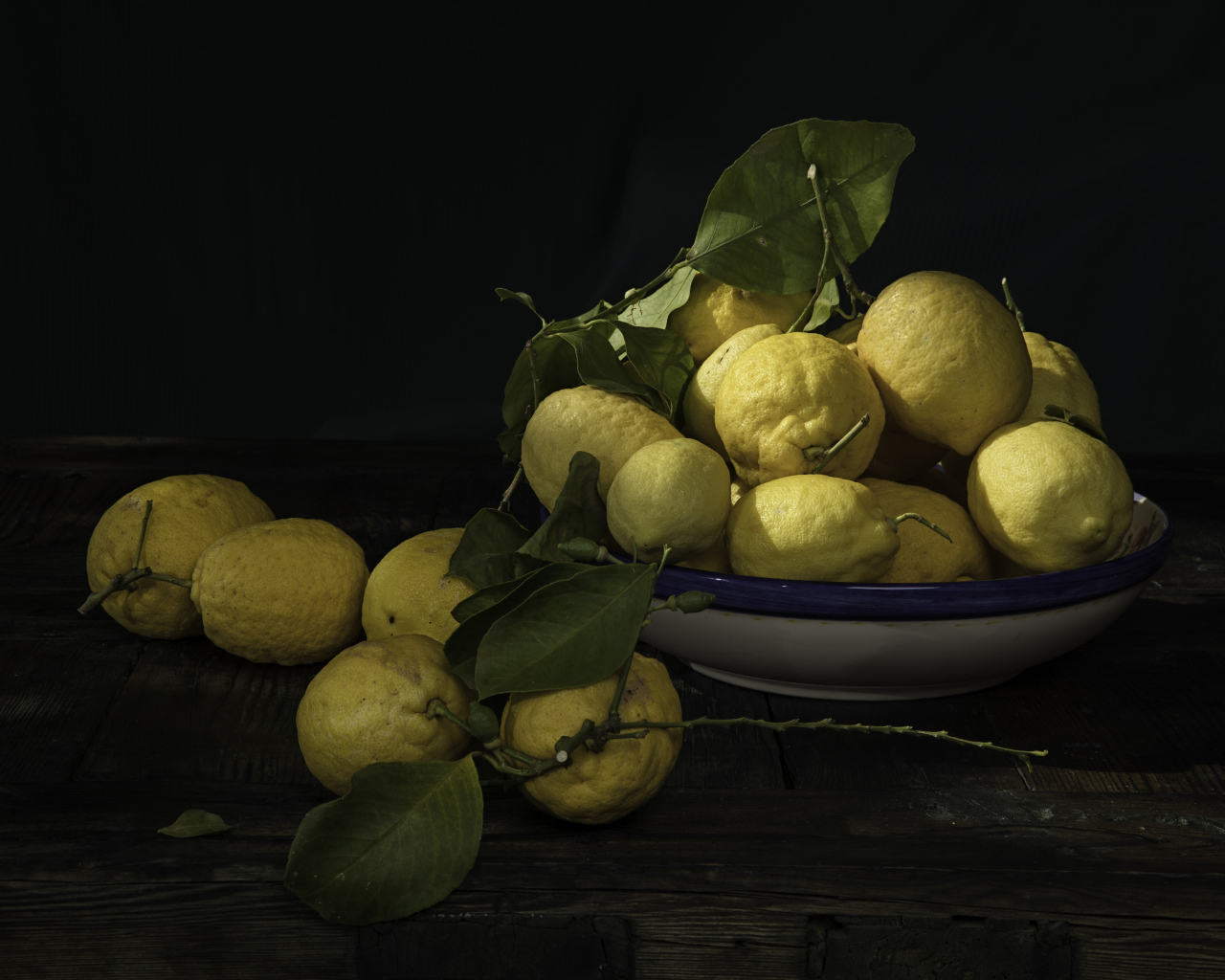 Много спелых желтых лимонов на столе