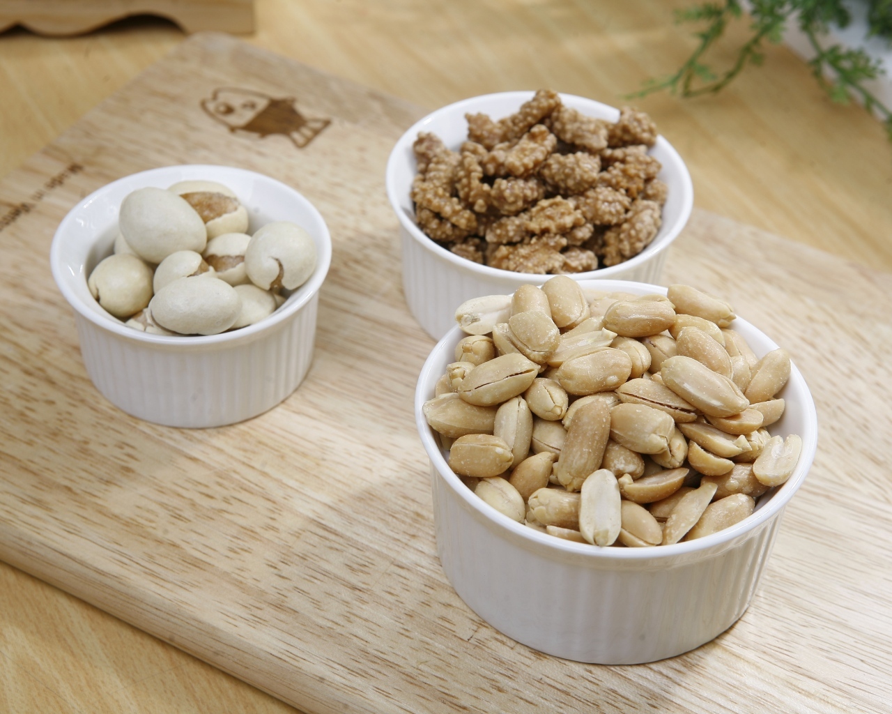 Орехи в белой посуде на доске