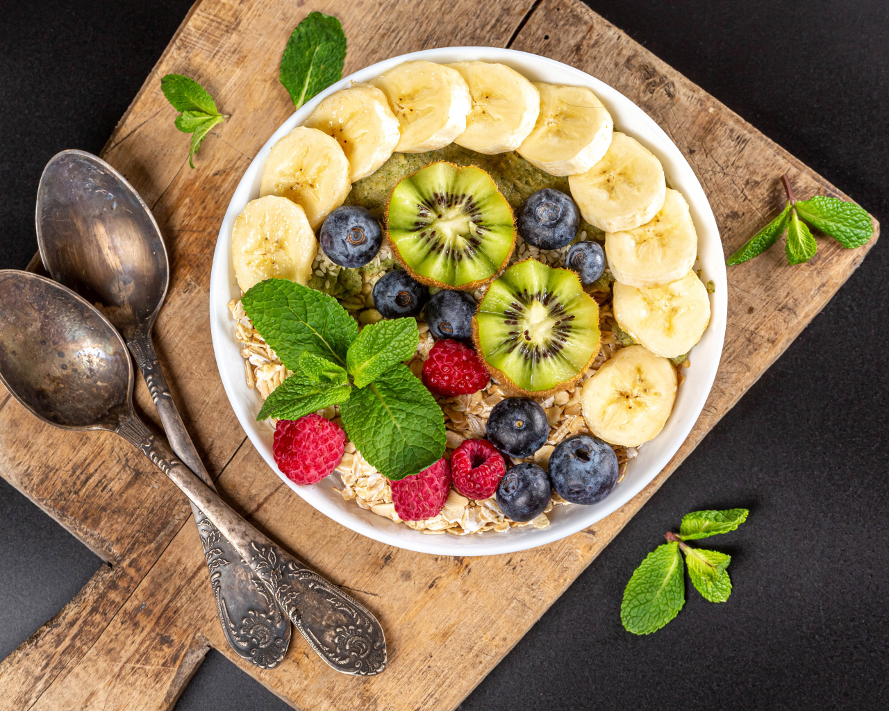 Овсяные хлопья с ягодам на завтрак 