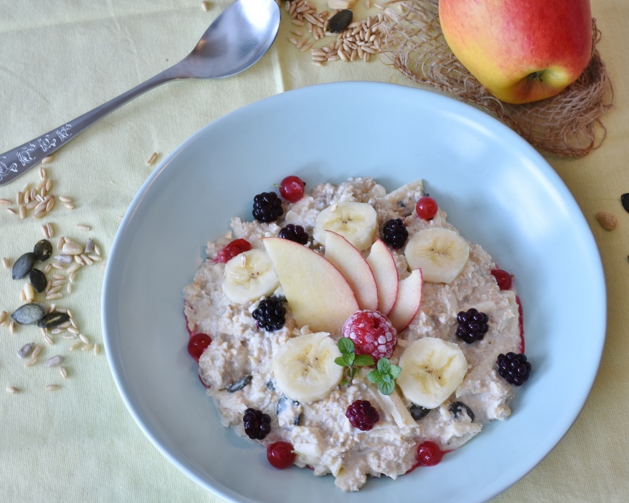 Овсяная каша с фруктами и ягодами в тарелке