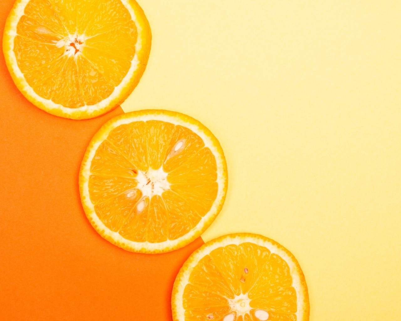 Кружочки апельсина на желтом фоне