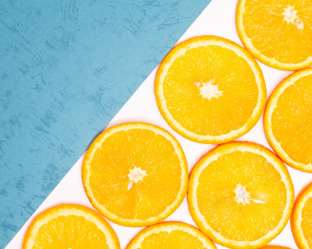 Кружочки апельсина на голубом фоне