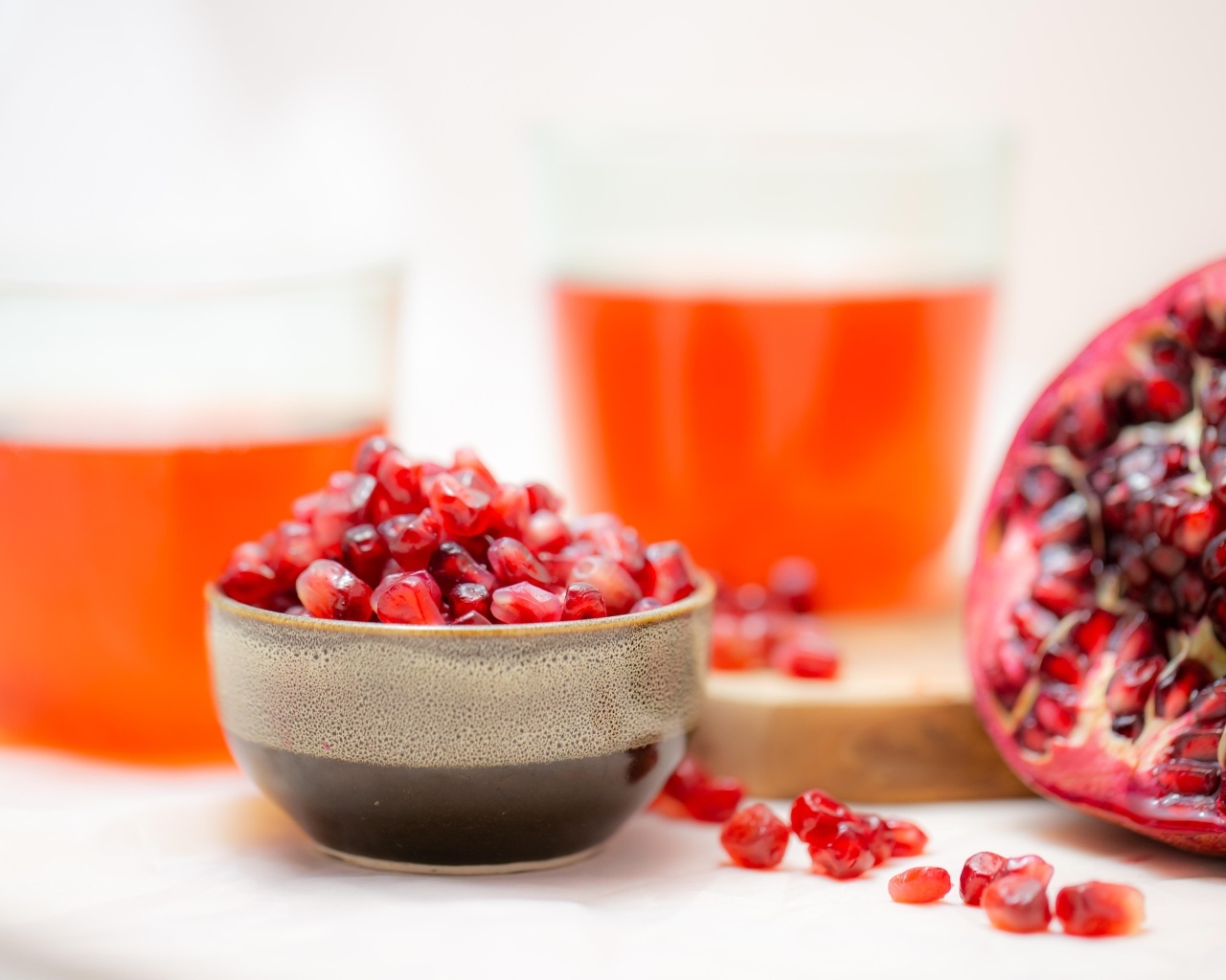 Очищенный красный гранат на столе