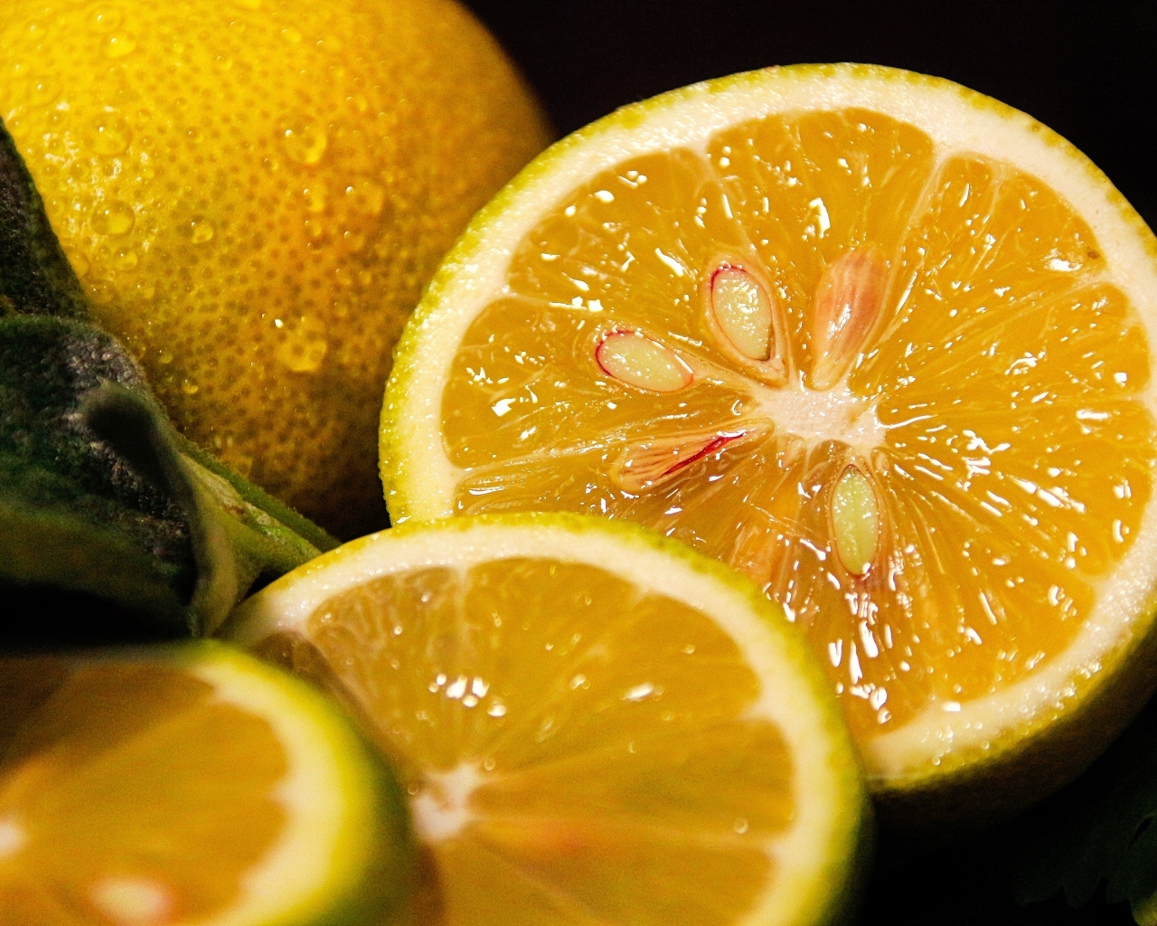 Кусочки лимона с косточками на столе