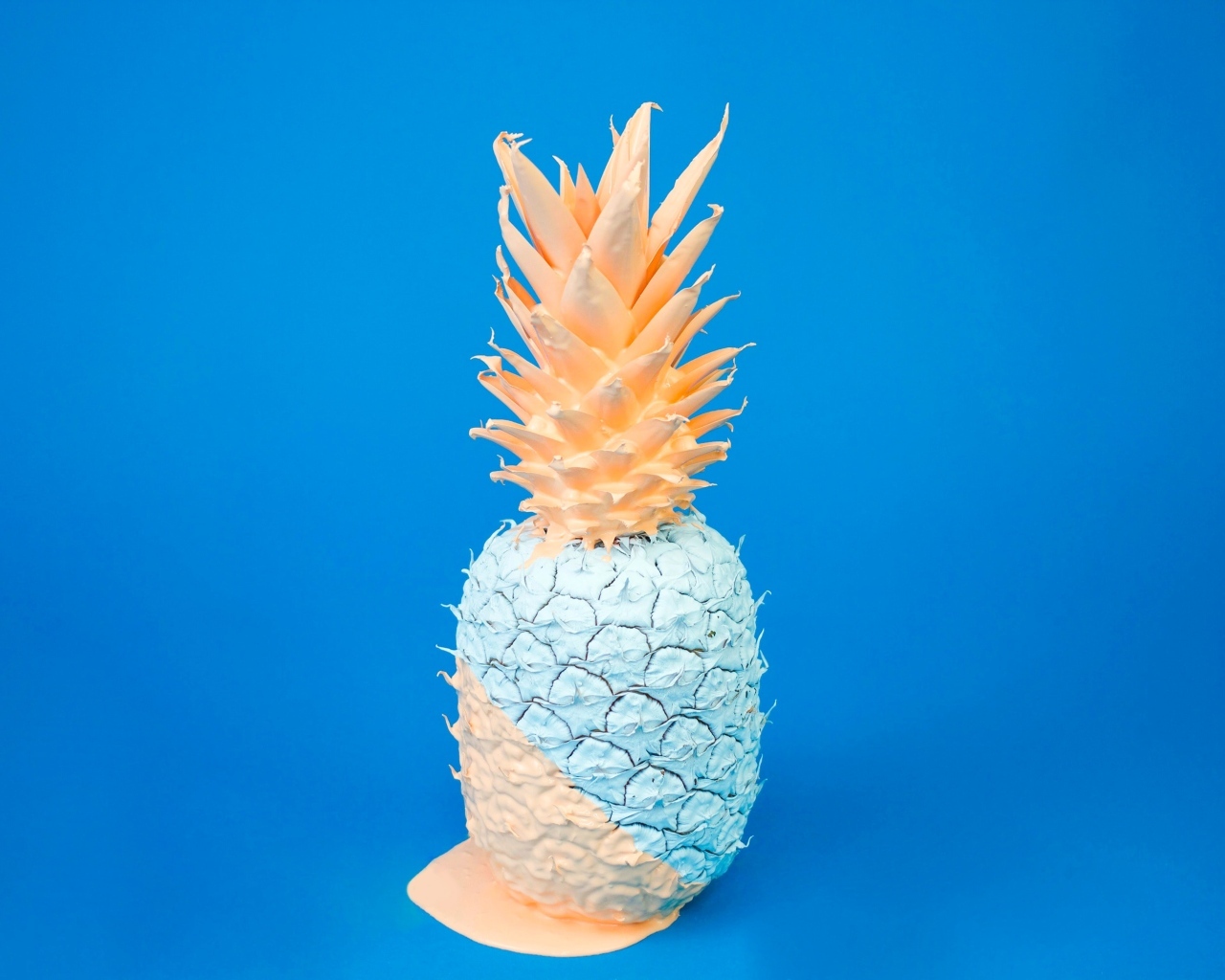 Ананас на голубом фоне