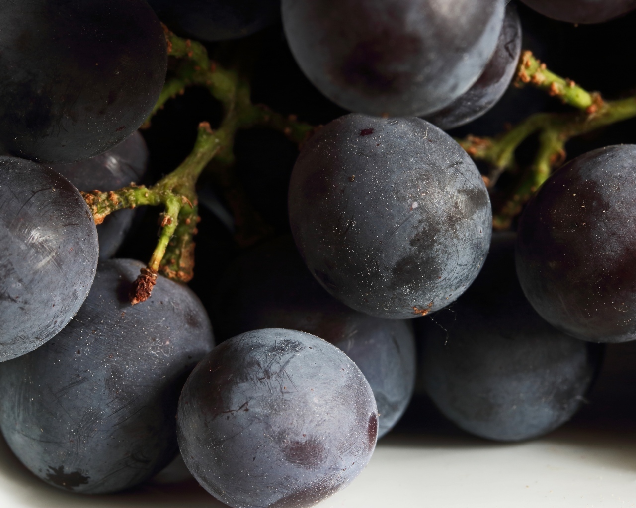 Розовый круглый виноград крупным планом