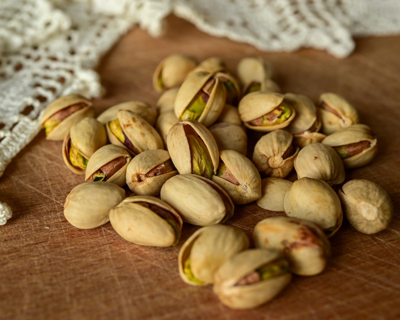Фисташки в скорлупе на столе